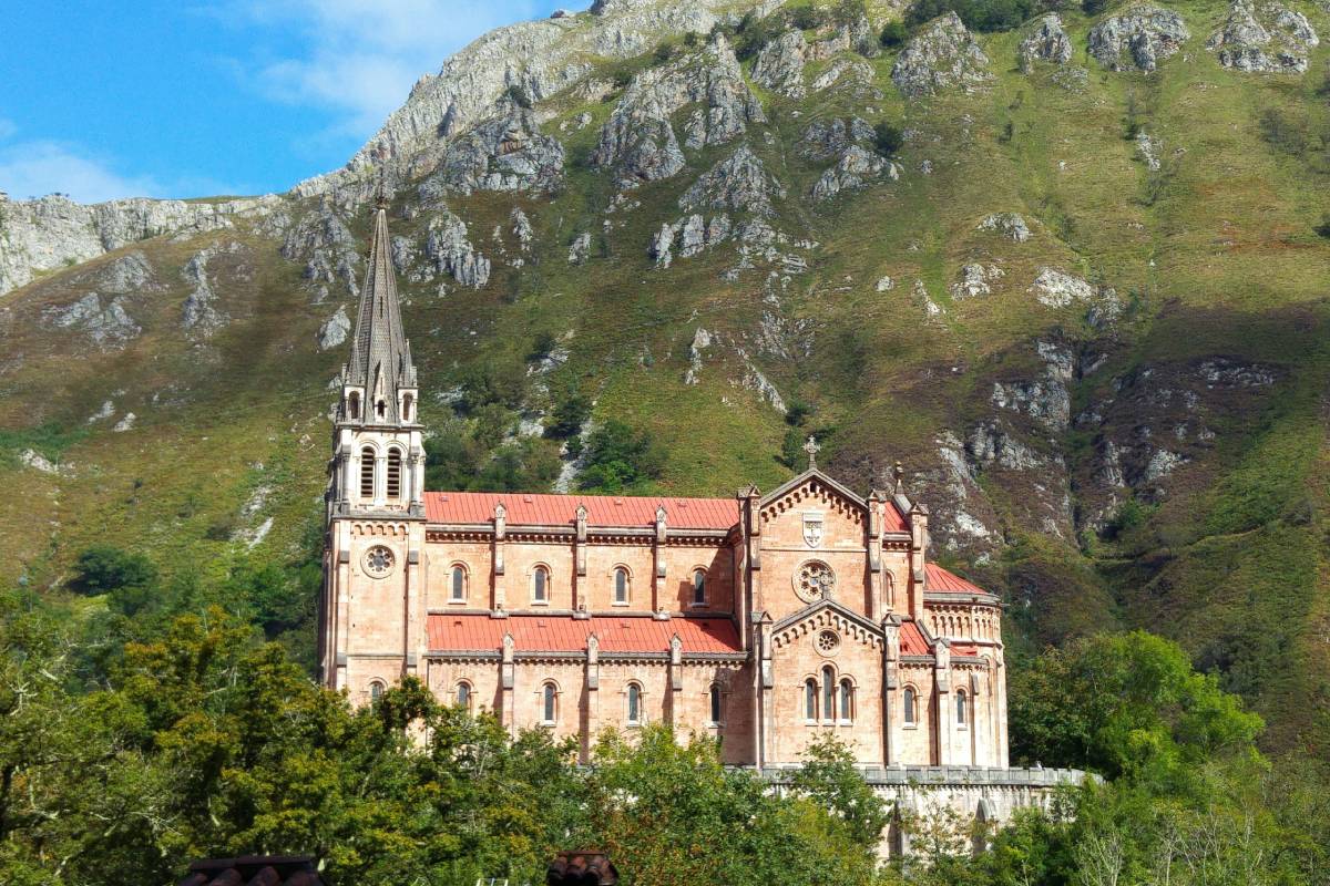 Santuario de Covadonga Picos de Europa Asturias